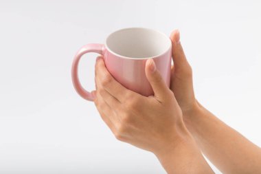 Bir fincan beyaz bir zemin üzerine eller