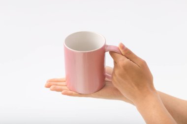 Bir fincan beyaz bir zemin üzerine eller
