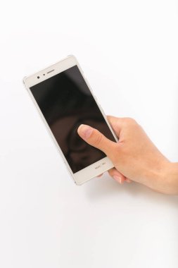 Bir telefon ile beyaz bir arka plan üzerinde eller.