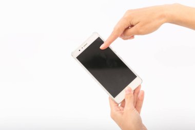 Bir telefon ile beyaz bir arka plan üzerinde eller.