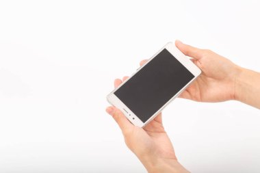 Bir telefon ile beyaz bir arka plan üzerinde eller.