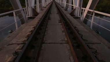 Sabah demiryolu Köprüsü'nde. Metal yapılar ve doğa