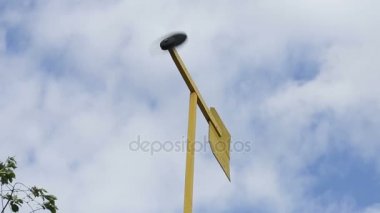 Şişirilmiş hava kol Rüzgar gülü yakınındaki helikopter iniş yer site mavi gökyüzü arka plan üzerinde esen rüzgar yönünü göster
