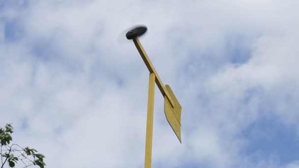 Надувний вітерець з повітряним рукавом показує напрямок вітру, що дме біля місця посадки вертольота на тлі блакитного неба — стокове відео