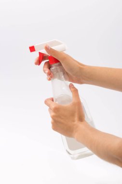 Bir Nebulizatör ile beyaz bir arka plan üzerinde eller