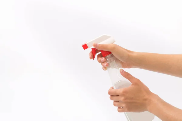 Manos femeninas sobre fondo blanco con nebulizador — Foto de Stock