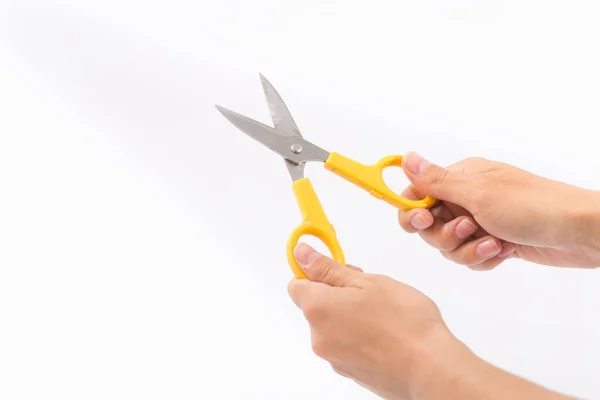 Ženské ruce na bílém pozadí s nůžkami — Stock fotografie