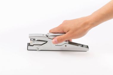 Bir zımba ile beyaz bir arka plan üzerinde eller.