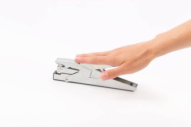 Bir zımba ile beyaz bir arka plan üzerinde eller.