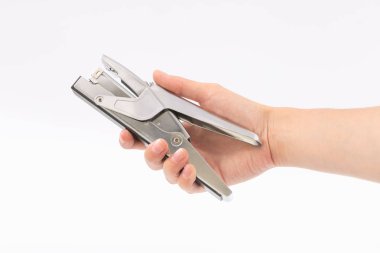 Bir zımba ile beyaz bir arka plan üzerinde eller.