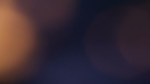 Un grand feu brûle dans le gril 