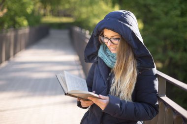 Mutlu kız korkuluk adlı bir kitap okuma.