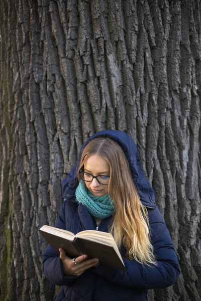 Щаслива дівчина стоїть біля великого дерева — стокове фото