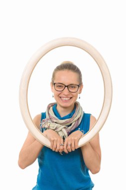 Güzel kız beyaz zemin üzerinde bir resim çerçevesi.