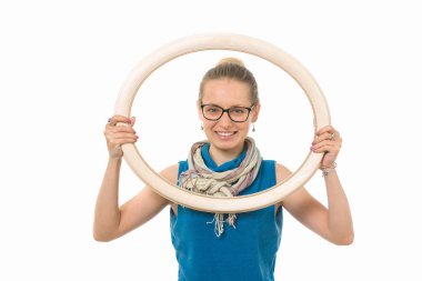 Güzel kız beyaz zemin üzerinde bir resim çerçevesi.