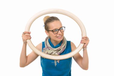 Güzel kız beyaz zemin üzerinde bir resim çerçevesi.