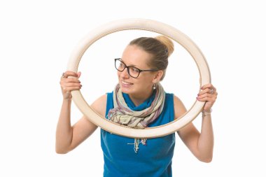 Güzel kız beyaz zemin üzerinde bir resim çerçevesi.