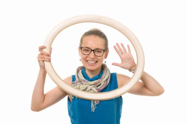 Güzel kız beyaz zemin üzerinde bir resim çerçevesi.