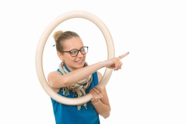 Güzel kız beyaz zemin üzerinde bir resim çerçevesi.