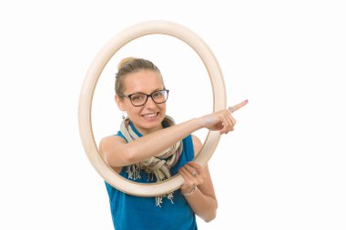 Güzel kız beyaz zemin üzerinde bir resim çerçevesi.