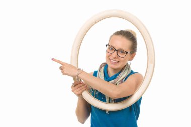 Güzel kız beyaz zemin üzerinde bir resim çerçevesi.