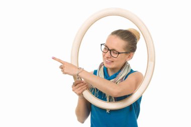 Güzel kız beyaz zemin üzerinde bir resim çerçevesi.