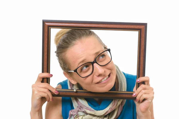 Schönes Mädchen in einem Bilderrahmen auf weißem Hintergrund. — Stockfoto