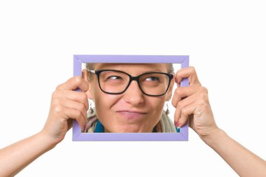 Güzel kız beyaz zemin üzerinde bir resim çerçevesi.