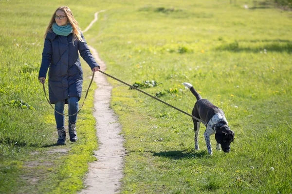 Menina bonita com um cão em uma caminhada . — Fotografia de Stock