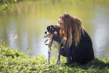 Bir köpek bir yürüyüş ile güzel kız.