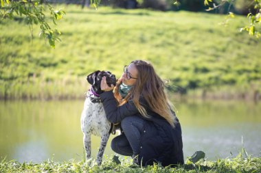 Bir köpek bir yürüyüş ile güzel kız.