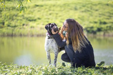 Bir köpek bir yürüyüş ile güzel kız.