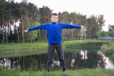 Çocuğun kollarını geniş ayrı duruyor