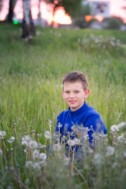 Çocuk genç kırmızı günbatımı arka plan üzerinde.