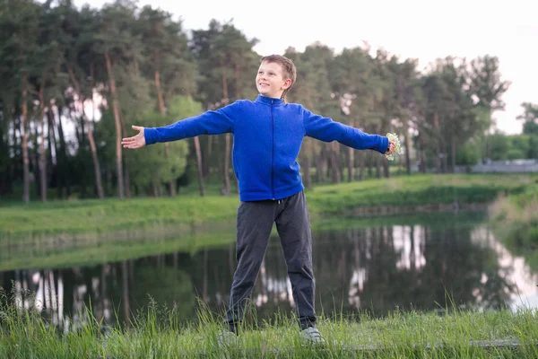Chłopiec stoi z rękami szeroko rozstawione — Zdjęcie stockowe