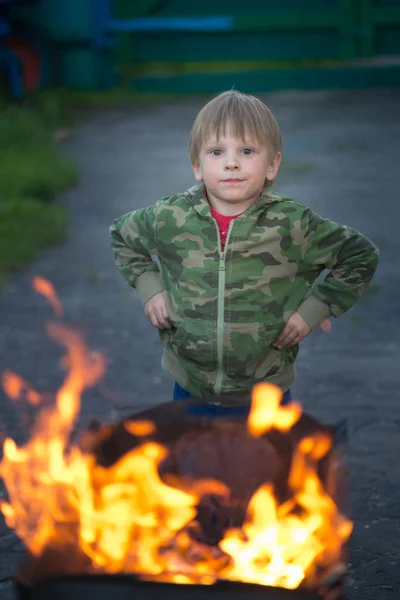 A gyermekek játszani a tűzzel, a grill — Stock Fotó