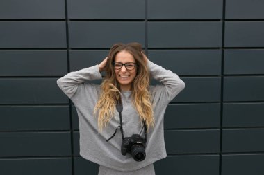 Gomel, Beyaz Rusya - 24 Mayıs 2017: kız ile gözlük ile Sony fotoğraf makinesi.