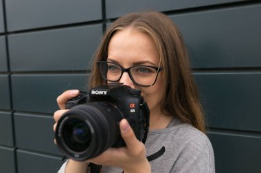 Gomel, Beyaz Rusya - 24 Mayıs 2017: kız ile gözlük ile Sony fotoğraf makinesi.