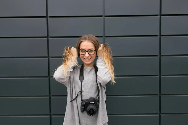 Γκομέλ:, Λευκορωσία - 24 Μαΐου 2017: κορίτσι με γυαλιά με κάμερα της Sony. — Φωτογραφία Αρχείου