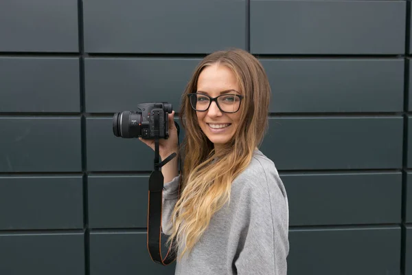 Homel, Fehéroroszország - 2017. május 24.: lány a Sony Fotókamerás szemüveg. — Stock Fotó