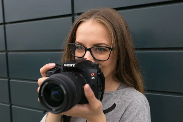 戈梅利，白俄罗斯-2017 年 5 月 24 日： 索尼相机女孩与眼镜. — 图库照片