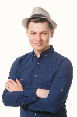 Beyaz zemin üzerinde mavi giysili genç adam.