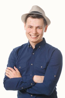 Beyaz zemin üzerinde mavi giysili genç adam.