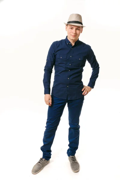 Junger Mann in blauer Kleidung auf weißem Hintergrund. — Stockfoto