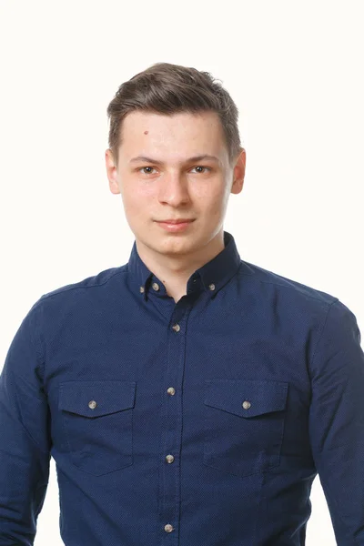 Jonge man in blauwe kleding op een witte achtergrond. — Stockfoto