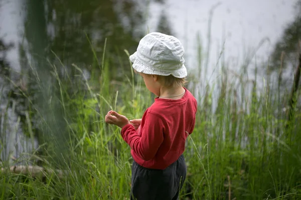 Retrato de un niño pequeño de cerca en la naturaleza . — Foto de Stock