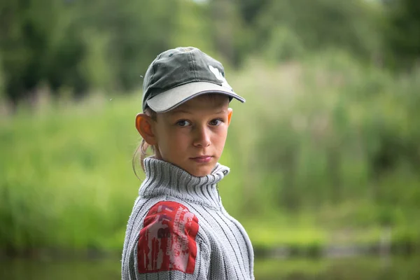 Retrato de um menino de close-up na natureza . — Fotografia de Stock