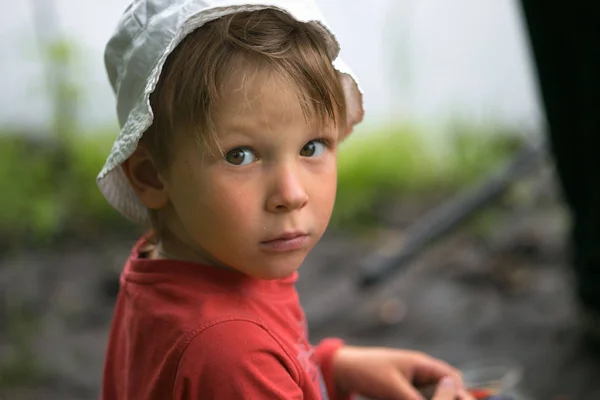 Портрет маленького мальчика крупным планом в природе . — стоковое фото