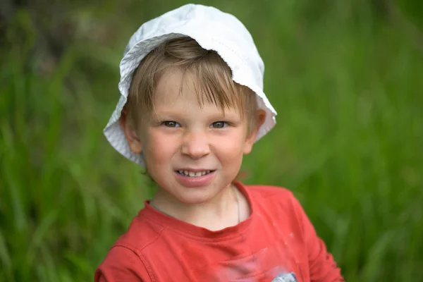 自然の中の小さな少年クローズ アップの肖像画. — ストック写真