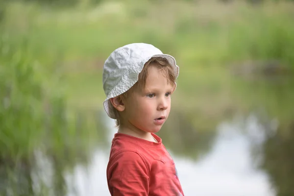 Retrato de un niño pequeño de cerca en la naturaleza . — Foto de Stock